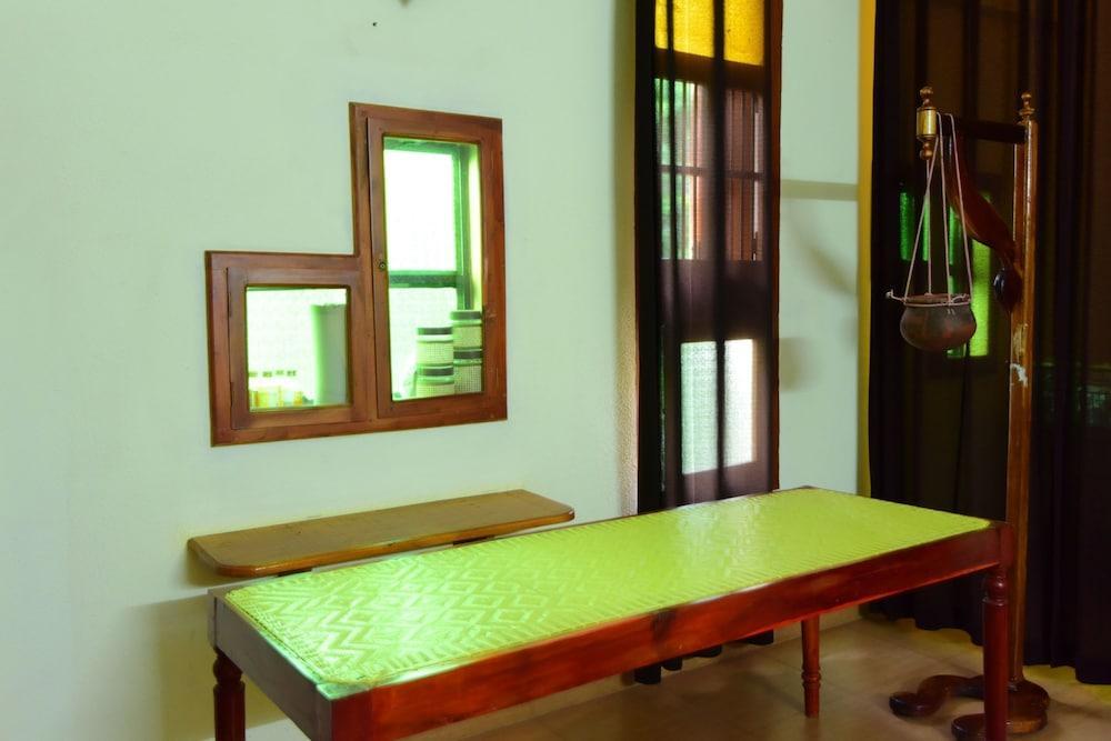 Kovalam Beach Hotel Exterior foto
